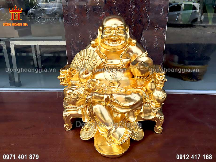 Tượng Phật Di Lặc Ngồi bằng đồng mạ vàng 24K mang đến sự sang trọng, nổi bật